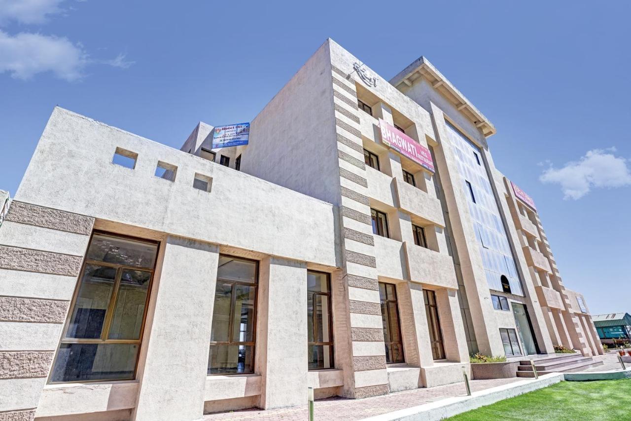 Townhouse Oak Hotel Rama Нашик Екстер'єр фото